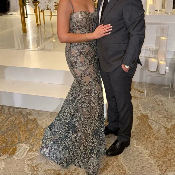 Elegant Lace Evening Gown Prom - Picture 2 of 3